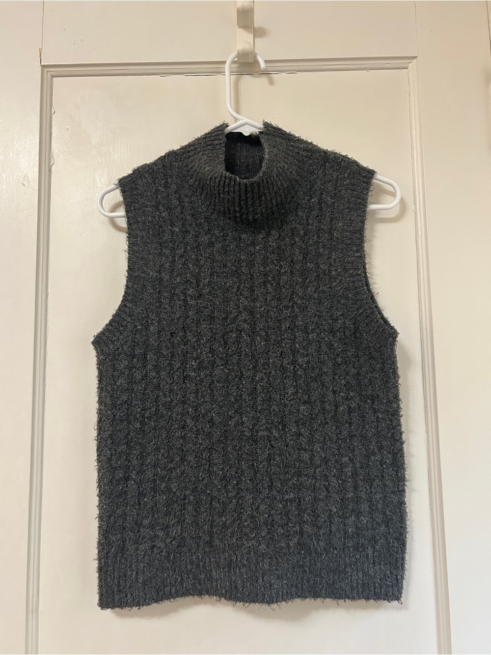 Evereve Women’s Charcoal Cable Knit Sweater Vest - Size Medium